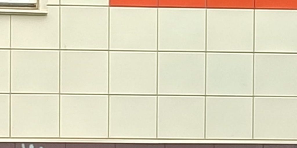 В Заволжском районе ищут вандалов, разрисовавших здание поликлиники