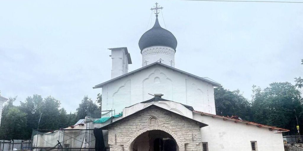 "Restauro della Chiesa di San Nicola a Pskov: conservare l'arte e la storia russa"