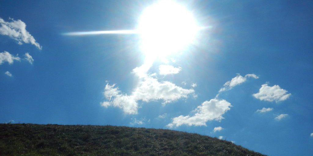 Forte Esplosione sulla Superficie del Sole: Impatti e Conseguenze per la Terra