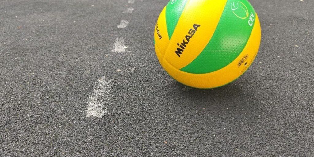 Волейболистки клуба «Корабелка» из Петербурга проиграли московскому «Динамо»