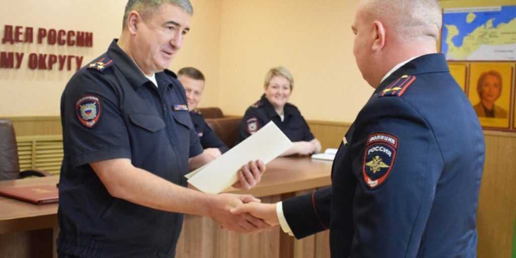 В НАО поздравили сотрудников угрозыска и штабного подразделения