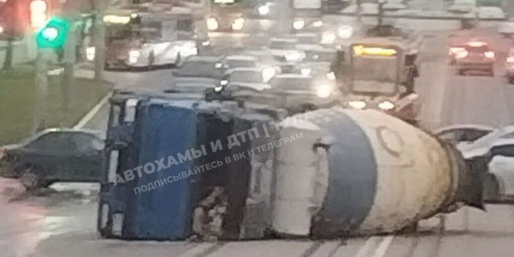 В Туле бетономешалка перевернулась на полном ходу на трамвайных путях