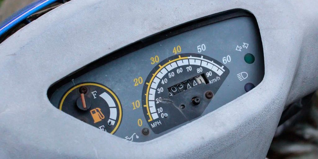 Incidente stradale: motociclista di 34 anni coinvolto in un incidente con la sua Yamaha