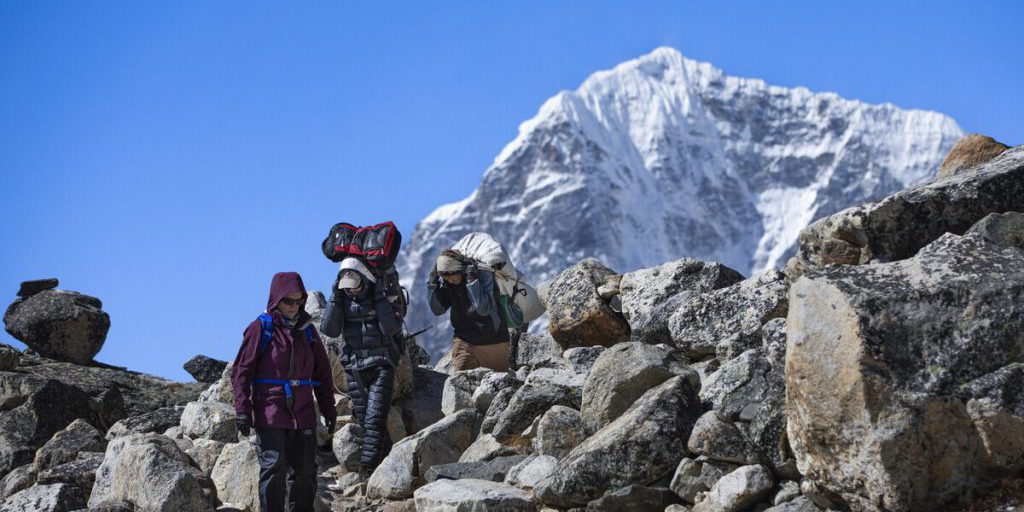Группа российских альпинистов застряла ночью в горах Непала