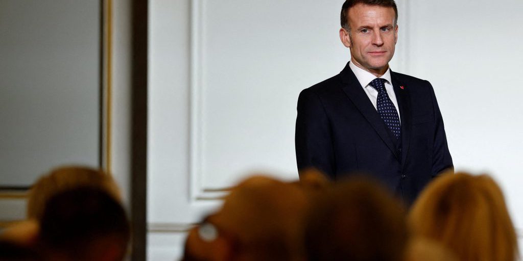 Macron propone vietare i social media ai minori di 15 anni: il Consiglio di Stato valuta la legge