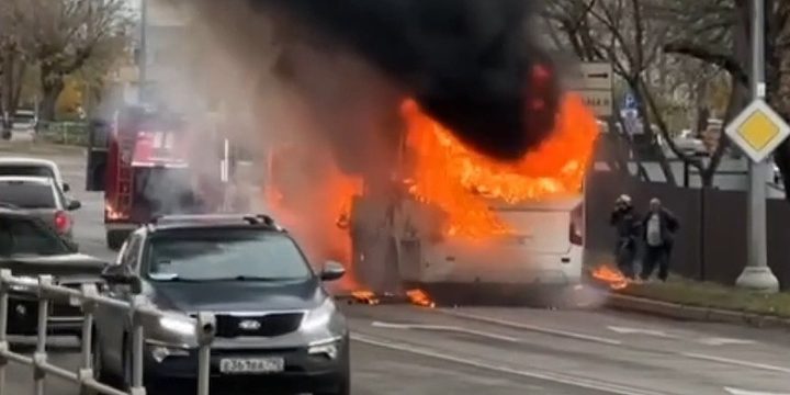 Incendio su autobus a Serpuchov senza feriti ma con possibili ripercussioni sulla sicurezza del trasporto pubblico