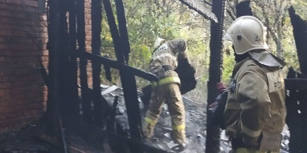 В СНТ «Заокское» оперативно ликвидировано возгорание в заброшенной постройке