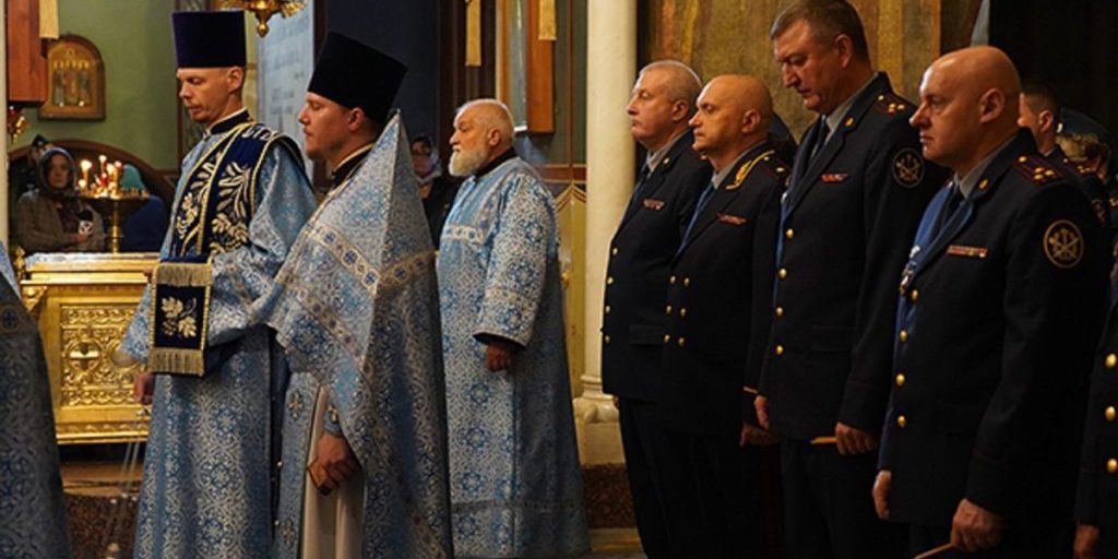 Cerimonia di omaggio ai dipendenti deceduti nel sistema penitenziario di Vladimir: un gesto di rispetto e riconoscimento per il loro sacrificio