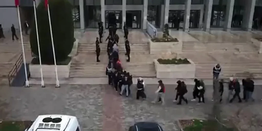 Frodi tramite annunci di lavoro: 16 arrestati su 25 sospetti, 1 492 150 lira sottratti in 6 città di Denizli