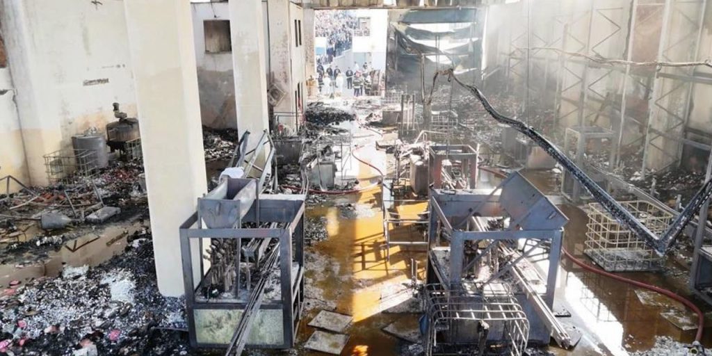 Incendio devastante in fabbrica di profumi a Kocaeli: 6 vittime e gravi conseguenze ambientali