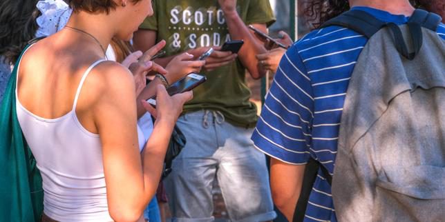 TikTok est « un des pires réseaux sociaux à l’assaut de notre jeunesse » : les mots très durs de la commission d’enquête parlementaire