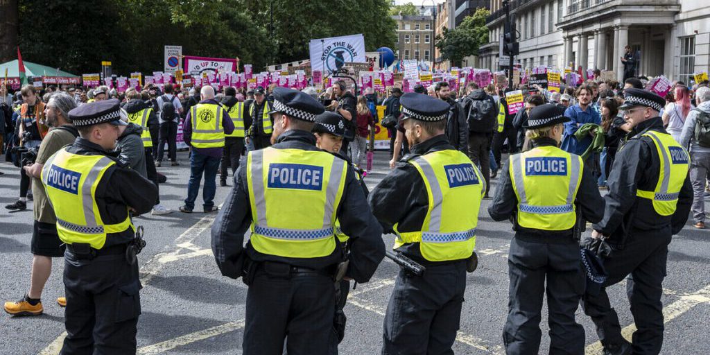 La Polizia di Londra Valuta la Distribuzione di Armi a Tutti i Suoi Agenti per Migliorare la Sicurezza