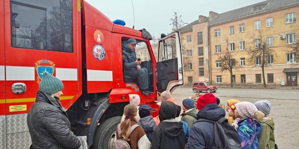 Школьники посетили великолукских пожарных
