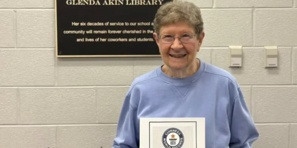 Glenda Akin: insegnante del Tennessee impone record mondiale con 61 anni di lavoro nella stessa scuola