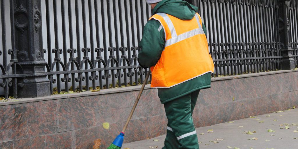 Investimenti per la Sicurezza e la Qualità della Vita a Archangelsk: le Autorità Cittadine Aumentano le Spese per Illuminazione e Pulizia delle Strade