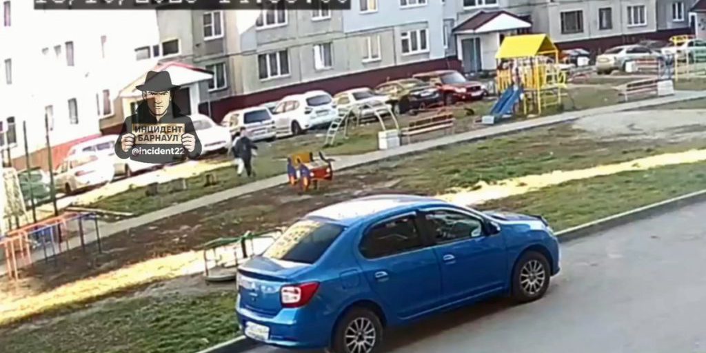 Автомобиль сбил ребенка во дворе дома в Барнауле
