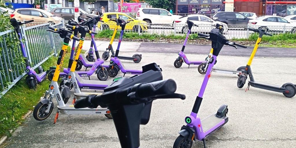 Автомобилист в Екатеринбурге пожаловался на дерзких самокатчиков