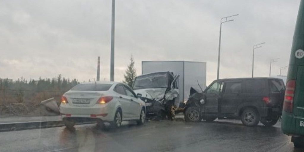 Incidente stradale a Novy Urengoy: quattro veicoli coinvolti e diversi feriti