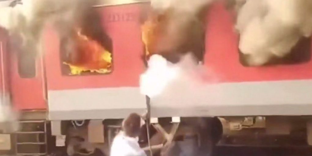 Огонь полностью уничтожил вагон поезда на пути в столицу