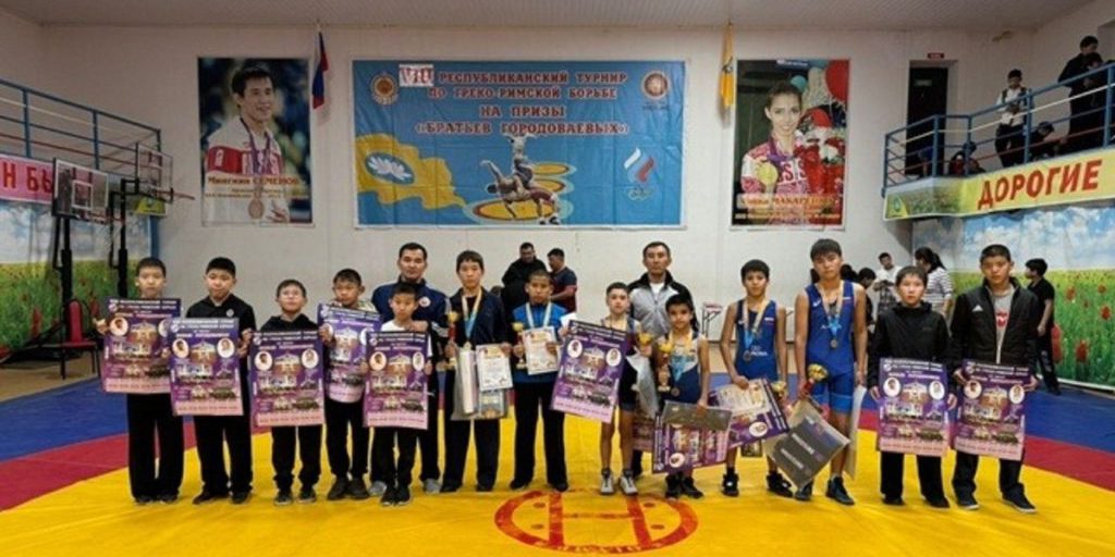 Главный приз состязаний борцов в Калмыкии отправился в Лагань