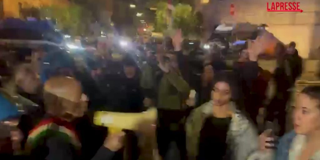 Roma, manifestazione pro-Pal: le trattative con la polizia, poi le tensioni