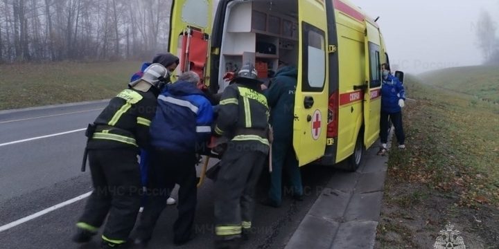 В Орловском округе сотрудники МЧС помогли транспортировать больного до машины скорой помощи