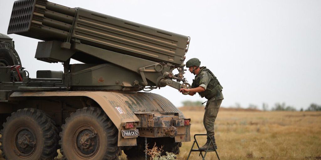 Difesa aerea russa abbatte 19 droni nemici sopra Volgograd, sventando un possibile attacco 

Approfondimento
La regione di Volgograd ha recentemente subito un tentativo di attacco da parte di 19 droni nemici. Fortunatamente, grazie alle misure di difesa aeree, tutti i droni sono stati abbattuti prima di poter raggiungere i loro obiettivi.

Possibili Conseguenze
L'abbattimento dei droni nemici ha impedito potenziali danni alle infrastrutture e alle vite umane nella regione. Tuttavia, l'evento sottolinea la necessità di una costante vigilanza e di misure di difesa adeguate per proteggere la regione da future minacce.

Opinione
Non è possibile esprimere un'opinione in questo contesto, poiché si tratta di un evento di natura militare e strategica. Tuttavia, è importante notare che la difesa della regione e la protezione delle vite umane sono priorità assolute.

Analisi Critica dei Fatti
L'abbattimento dei 19 droni nemici dimostra l'efficacia delle misure di difesa aeree nella regione di Volgograd. Tuttavia, è fondamentale continuare a monitorare la situazione e ad aggiornare le strategie di difesa per affrontare future minacce.

Relazioni con altri fatti
Questo evento può essere collegato ad altri incidenti di carattere militare nella regione, sottolineando la necessità di una cooperazione internazionale e di una strategia di difesa comune per affrontare le minacce alla sicurezza.

Contesto storico
La regione di Volgograd ha una storia complessa e ha subito diverse minacce alla sua sicurezza nel corso degli anni. Questo evento è solo l'ultimo di una serie di incidenti che sottolineano l'importanza della difesa e della cooperazione internazionale.

Fonti
Fonte: TASS