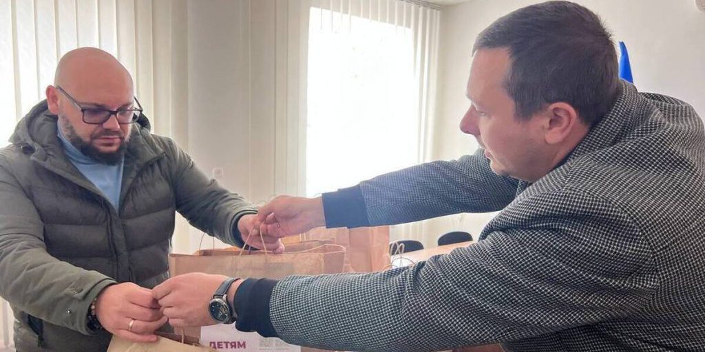 Омбудсмен Херсонской области передал подарки детям села Рубановка