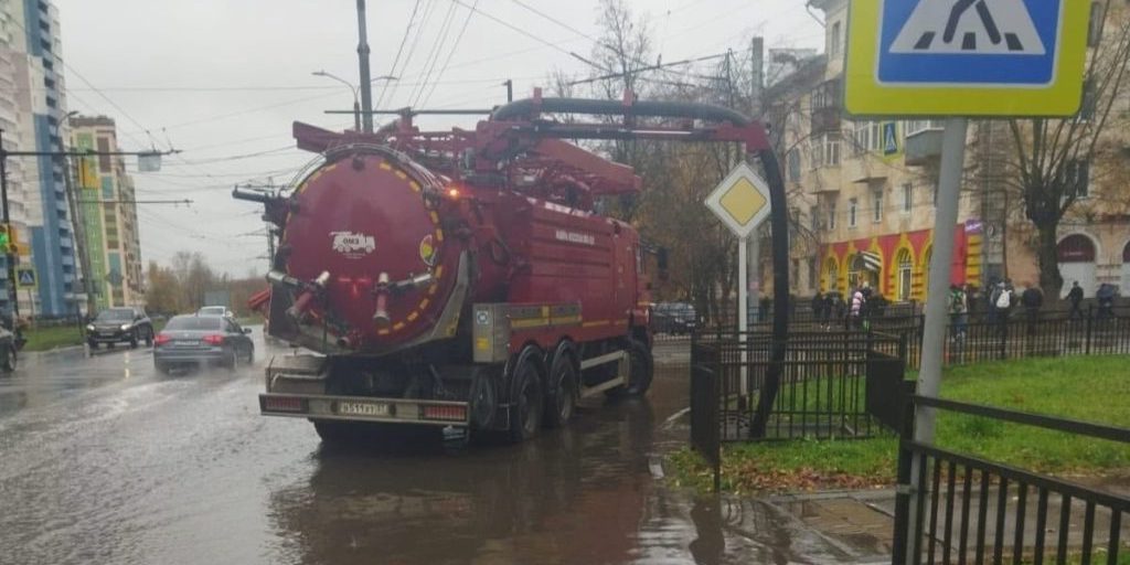 В Иванове илососная спецтехника вышла на улицы для борьбы с подтоплениями