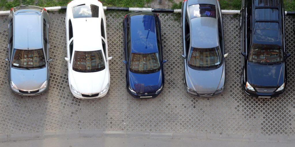 В подмосковном городе на фоне взрывов повреждены несколько машин