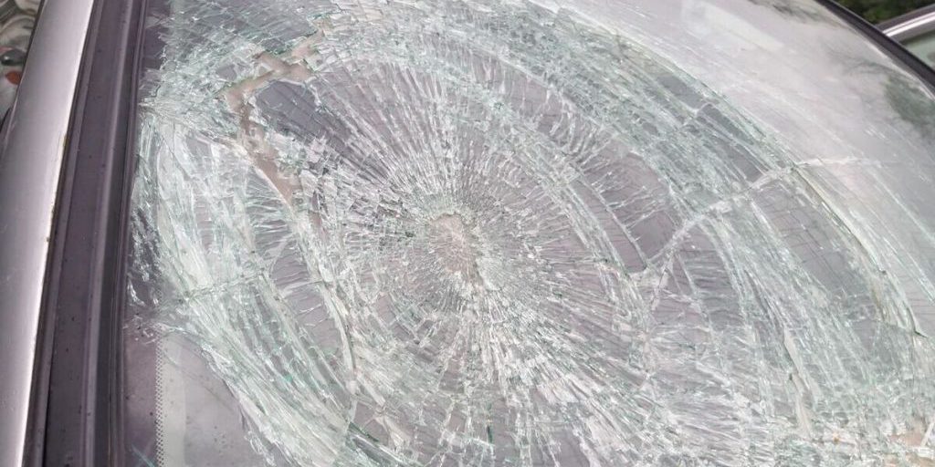 Incidente stradale a Kirovsk: scontro frontale tra due veicoli, una vittima e possibili conseguenze gravi