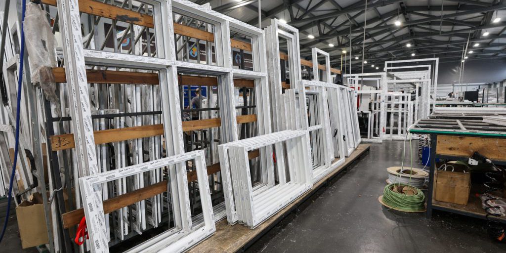 Allarme Truffe a Mosca: i Cittadini Ingannati con la Manutenzione delle Finestre