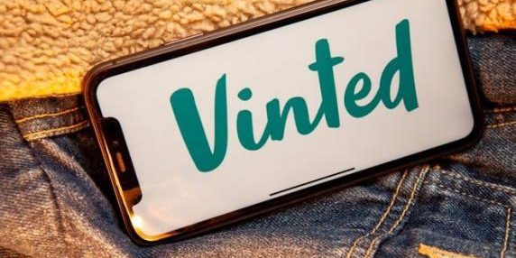 Tasse per le vendite online su piattaforme come Vinted e eBay: cosa dice la legge e quali sono le conseguenze per i venditori 

Introduzione
La questione delle tasse per le vendite online su piattaforme come Vinted e eBay è diventata sempre più rilevante negli ultimi anni. Con l'entrata in vigore della direttiva europea DAC7 nel 2023 e la recente sentenza della Cassazione di marzo, è importante capire cosa dice la legge e quando scattano i controlli anti "furbi" per coloro che vendono su queste piattaforme.

La Direttiva Europea DAC7
La direttiva europea DAC7, in vigore dal 2023, ha introdotto nuove regole per la tassazione delle vendite online. Questa direttiva obbliga le piattaforme di commercio elettronico a fornire informazioni alle autorità fiscali sui venditori che utilizzano le loro piattaforme. Ciò significa che le autorità fiscali potranno avere accesso a informazioni sui venditori e sulle loro vendite, al fine di verificare la corretta applicazione delle tasse.

La Sentenza della Cassazione
La sentenza della Cassazione di marzo ha fornito ulteriori chiarimenti sulla questione delle tasse per le vendite online. La sentenza ha stabilito che i venditori che utilizzano piattaforme come Vinted e eBay sono obbligati a pagare le tasse sulle loro vendite, se superano una certa soglia di fatturato. Ciò significa che i venditori che vendono regolarmente su queste piattaforme devono considerare la possibilità di pagare le tasse sulle loro vendite.

Approfondimento
È importante notare che la legge prevede diverse soglie di fatturato per la tassazione delle vendite online. I venditori che superano queste soglie devono registrarsi come imprese e pagare le tasse sulle loro vendite. Inoltre, le autorità fiscali possono effettuare controlli per verificare la corretta applicazione delle tasse e sanzionare i venditori che non rispettano la legge.

Possibili Conseguenze
I venditori che non pagano le tasse sulle loro vendite online possono incorrere in sanzioni e multe. Inoltre, la mancata registrazione come impresa e la non dichiarazione delle vendite possono comportare conseguenze legali e fiscali. È quindi importante che i venditori si informino sulle regole e le soglie di fatturato per la tassazione delle vendite online e si assicurino di rispettare la legge.

Opinione
La questione delle tasse per le vendite online è complessa e richiede una attenta considerazione delle regole e delle soglie di fatturato. È importante che i venditori si informino e si assicurino di rispettare la legge per evitare conseguenze legali e fiscali.

Analisi Critica dei Fatti
L'analisi critica dei fatti mostra che la direttiva europea DAC7 e la sentenza della Cassazione hanno introdotto nuove regole per la tassazione delle vendite online. È importante che i venditori si adattino a queste nuove regole e si assicurino di rispettare la legge per evitare conseguenze legali e fiscali.

Relazioni con altri fatti
La questione delle tasse per le vendite online è collegata ad altre questioni fiscali e legali. È importante che i venditori considerino le implicazioni fiscali e legali delle loro vendite online e si assicurino di rispettare la legge.

Contesto storico
La direttiva europea DAC7 e la sentenza della Cassazione sono parte di un contesto storico più ampio di regolamentazione delle vendite online. È importante che i venditori considerino il contesto storico e le implicazioni fiscali e legali delle loro vendite online.

Fonti
La fonte di questo articolo è il Corriere della Sera, che ha pubblicato un articolo intitolato "Chi vende su Vinted e eBay deve pagare tasse? Cosa dice la legge e quando scattano i controlli anti «furbi»" il 27 dicembre 2023. L'articolo può essere trovato al seguente link: https://www.corriere.it/