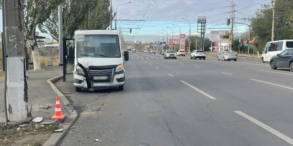 Incidente stradale a Volgograd: un veicolo urta un palo in area residenziale