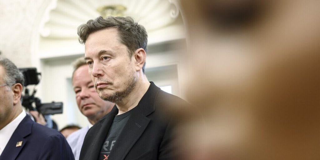 Ilon Musk e Donald Trump rendono omaggio a Charlie Kirk in Arizona: un evento che fa discutere la politica americana