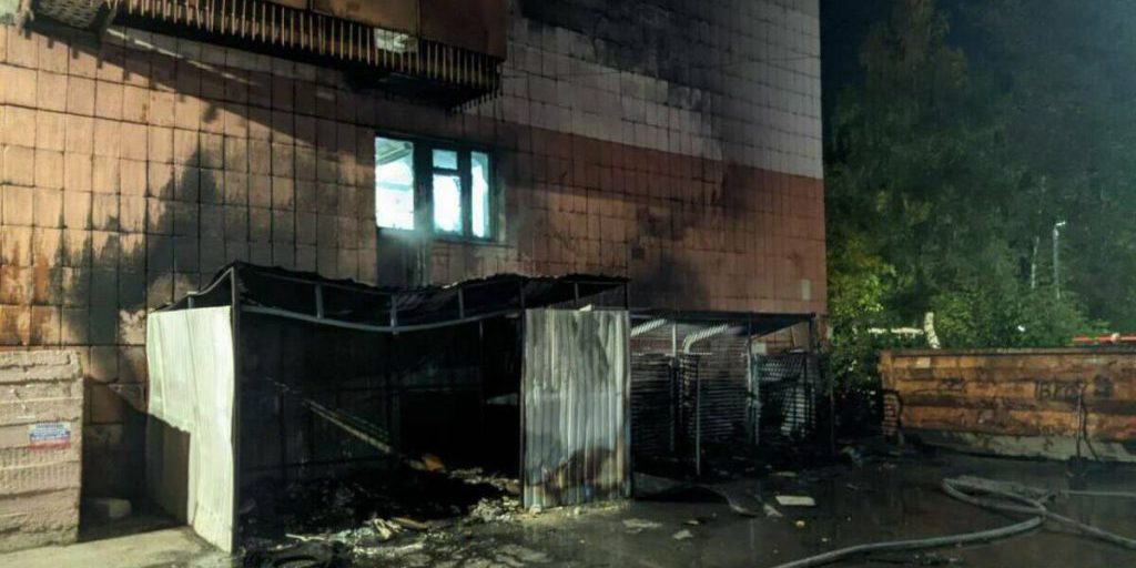 При горении мусора в Казани пострадали машины и часть дома