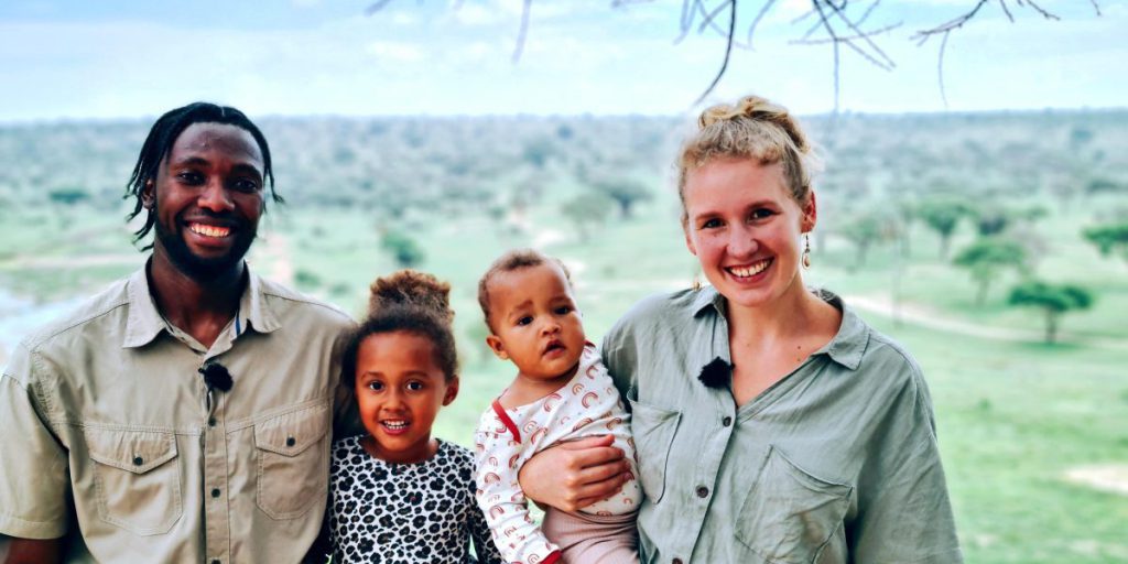 Emigrazione in Tanzania: la delusione dopo l'avventura 

Approfondimento
L'emigrazione in Tanzania può sembrare un'avventura emozionante, ma la realtà può essere molto diversa. La famiglia di Sarah e James deve affrontare le difficoltà di adattarsi a un nuovo paese, con una cultura e un modo di vita molto diversi da quelli che conoscevano.

Possibili Conseguenze
Il mal di casa e la delusione possono essere conseguenze comuni per le persone che emigrano in un nuovo paese. La mancanza di familiarità con il luogo, la lingua e la cultura può portare a sentimenti di solitudine e disorientamento.

Opinione
È importante considerare attentamente le decisioni di emigrazione e valutare le possibili conseguenze. La famiglia di Sarah e James potrebbe aver sottovalutato le difficoltà di adattarsi a un nuovo paese e ora deve affrontare le conseguenze.

Analisi Critica dei Fatti
La storia di Sarah e James sottolinea l'importanza di una pianificazione e preparazione adeguata prima di emigrare. È fondamentale informarsi sulla cultura, la lingua e il modo di vita del paese di destinazione per evitare delusioni e difficoltà.

Relazioni con altri fatti
La storia di emigrazione di Sarah e James non è un caso isolato. Molti altri individui e famiglie hanno affrontato sfide simili nel tentativo di costruire una nuova vita in un paese straniero.

Contesto storico
L'emigrazione è un fenomeno storico che ha interessato molte persone e famiglie nel corso dei secoli. La ricerca di una vita migliore, di opportunità economiche o di libertà ha spinto molti a lasciare il proprio paese di origine e a cercare una nuova casa.

Fonti
Fonte: DW