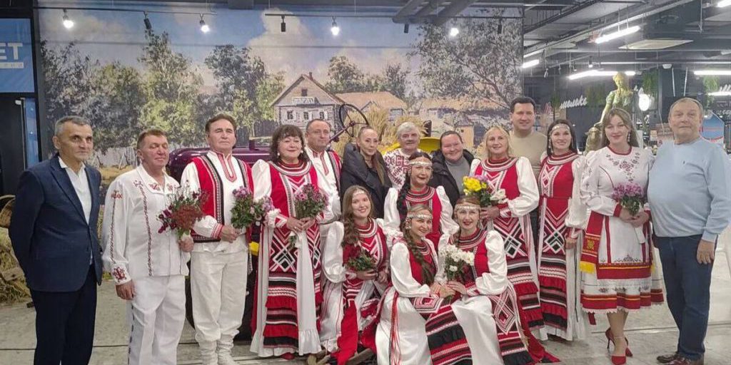 Festa al Mercato Agricolo Pehet: Il Distretto di Šumerlja Celebra la Creatività e la Cultura Locale