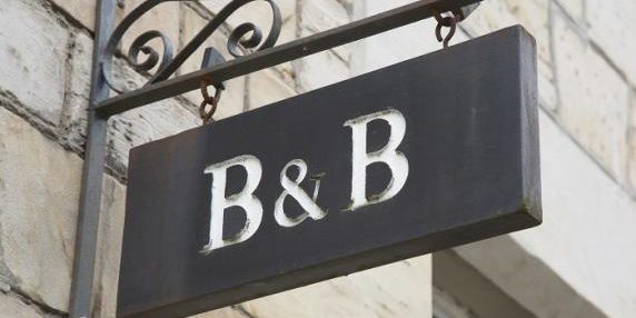 Obbligo di identificazione degli ospiti ripristinato per alberghi, B&amp;B e affitti brevi