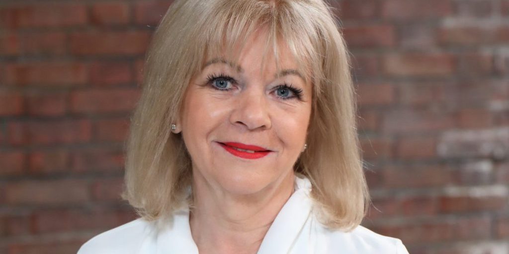 Elke Velten‑Tönnies: la sua vita privata e la carriera di esperta di gioielli in “Bares für Rares”