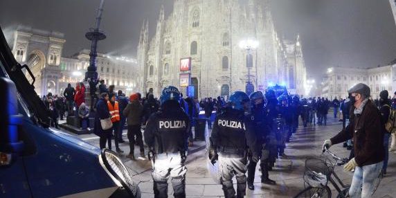 Regole di Capodanno nel centro di Milano: divieto bottiglie di vetro e chiusura del metro a Piazza Duomo