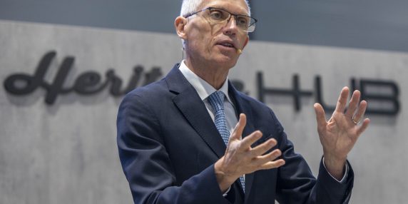 Stellantis, la previsione dell’ex ceo Tavares: «Può finire a pezzi» (coi cinesi nelle fabbriche Ue)