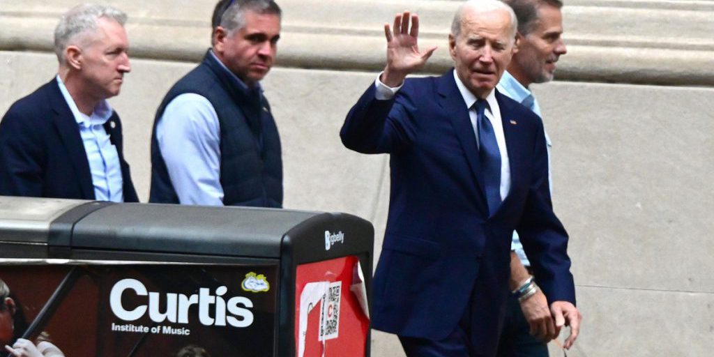 Бывшего президента и его детей проверяют на участие в коррупционных схемах