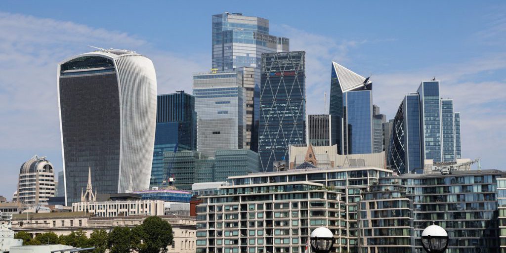 Debito Pubblico del Regno Unito Torna ai Livelli di Picco della Pandemia di COVID-19