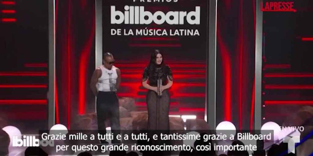 Laura Pausini prima italiana a vincere il 'Billboard Icon Award': l'artista riceve il premio