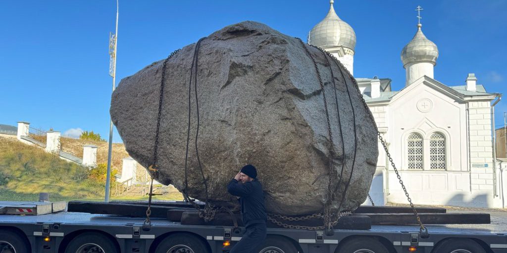 Monumento Storico a Pskov: Arriva il Masso di 70 Tonnellate per Onorare il Principe Dovmont
