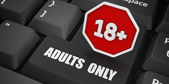 Siti porno, la stretta: dal 12 novembre si accede solo se si dimostra di essere maggiorenni. Ci sono Onlyfans e  Pornhub