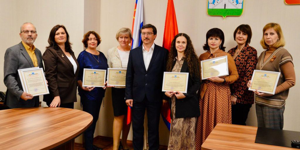 Premio Municipale per Cinque Pedagoghi di Scuole d'Arte a Orël: Un Riconoscimento per l'Eccellenza nell'Educazione Artistica