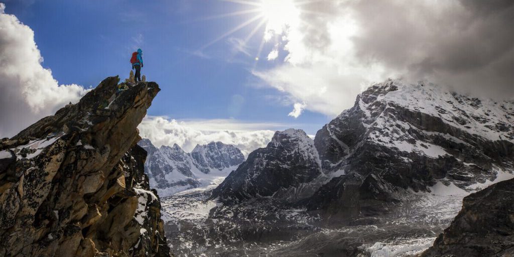 Tempesta sull'Everest: operazioni di salvataggio in corso per oltre 1000 persone bloccate