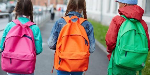 Lo zaino pesante cambia il modo di camminare dei bambini: i risultati di uno studio italiano